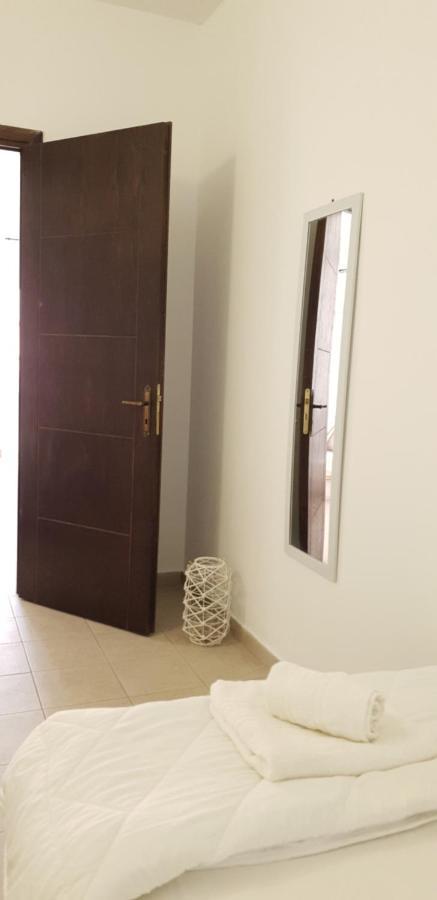 Gompos Apartment - Cozy Apartment Next To The Sea - Amazing Sea View سيمي المظهر الخارجي الصورة