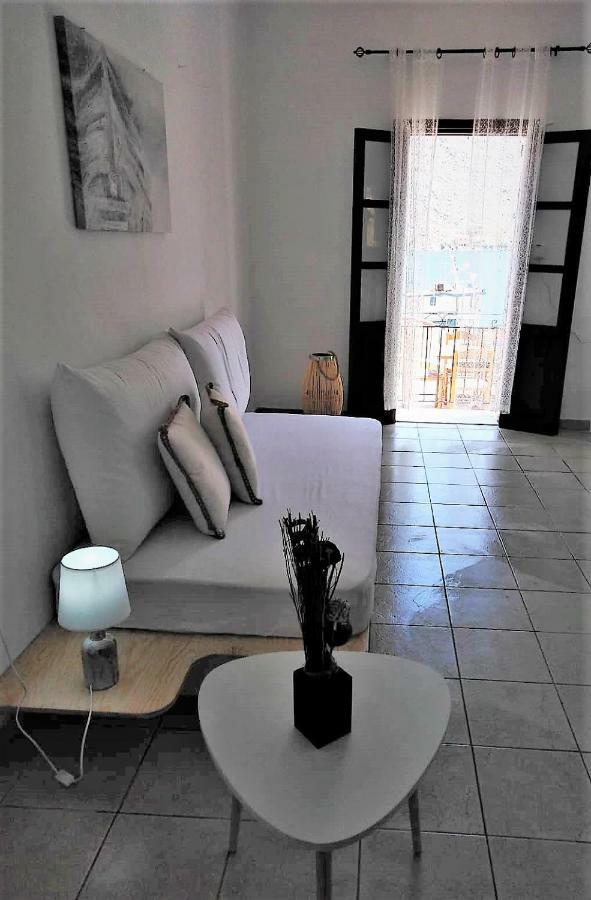 Gompos Apartment - Cozy Apartment Next To The Sea - Amazing Sea View سيمي المظهر الخارجي الصورة